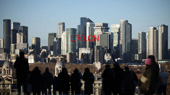 2026 年 1 月 2 日，英国伦敦天气晴朗但气温偏低，人们在格林威治公园的观景台游览，远处是金丝雀码头金融区。