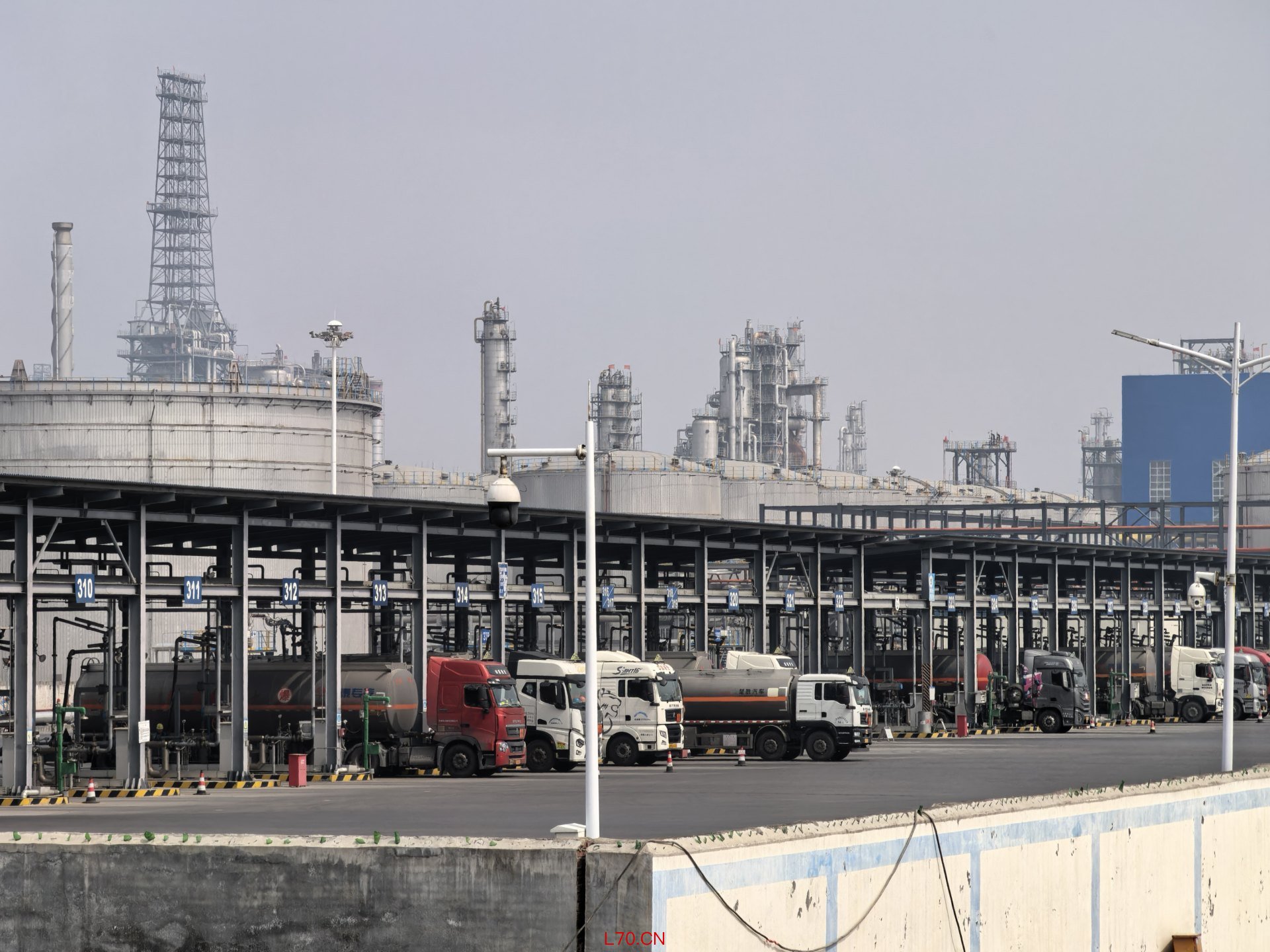 山东某地炼企业装卸平台 图片来源：每经记者 彭斐 摄