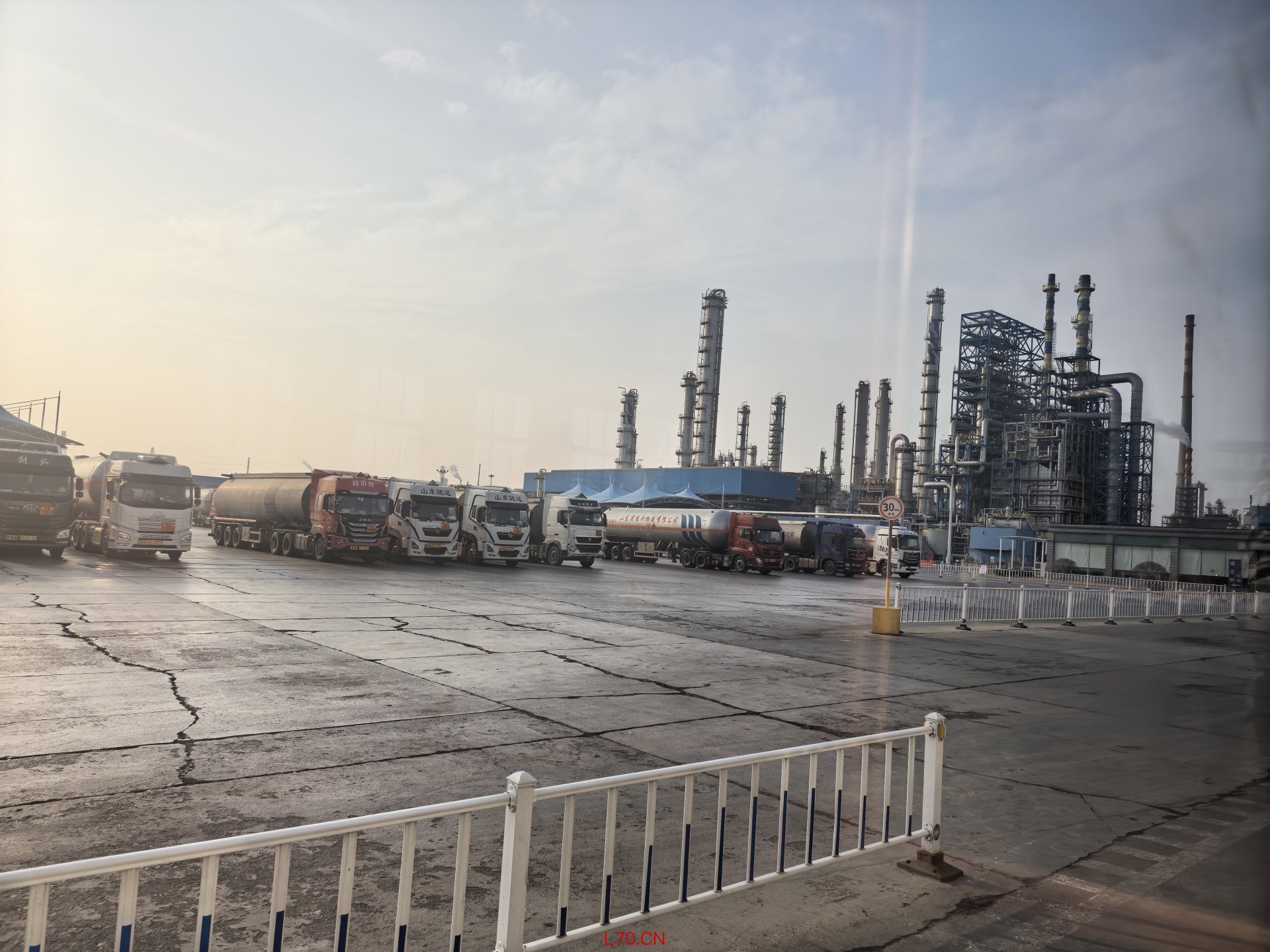 某地炼企业装货区 图片来源：每经记者 彭斐 摄
