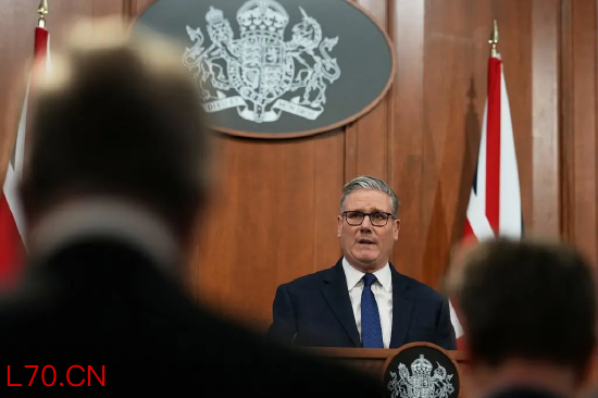 基尔・斯塔默在木质讲台前讲话