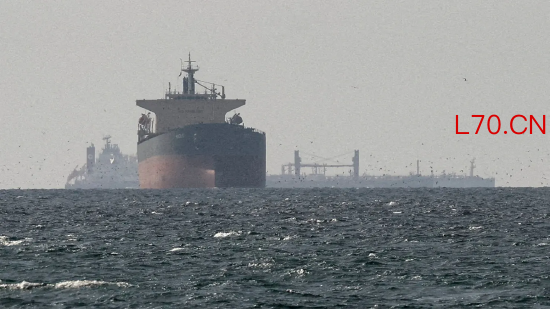 2026 年 3 月 11 日，阿联酋，美以与伊朗冲突期间，从哈伊马角北部（靠近阿曼穆桑代姆省边境）拍摄的霍尔木兹海峡附近海湾货轮。