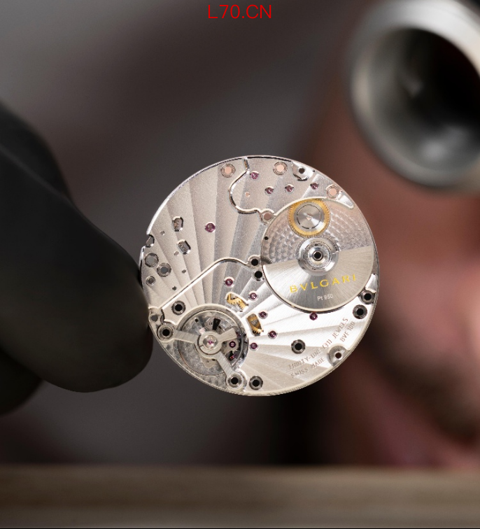 宝格丽Octo Finissimo系列37毫米款腕表搭载BVF100自动上链机芯