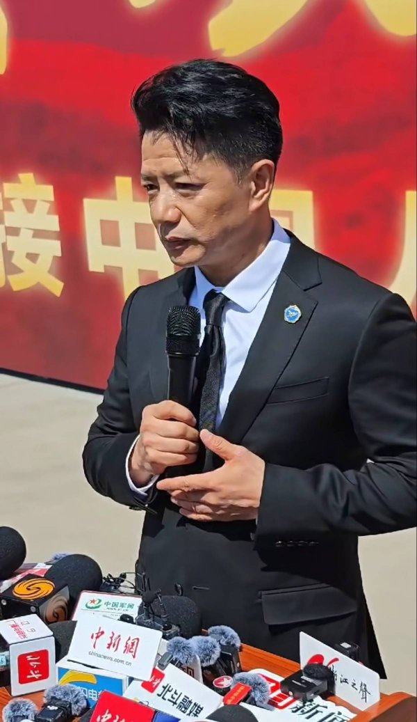 段奕宏现身烈士遗骸迎回仪式，哽咽发声：强烈地感受到了“民族脊梁的精神”
