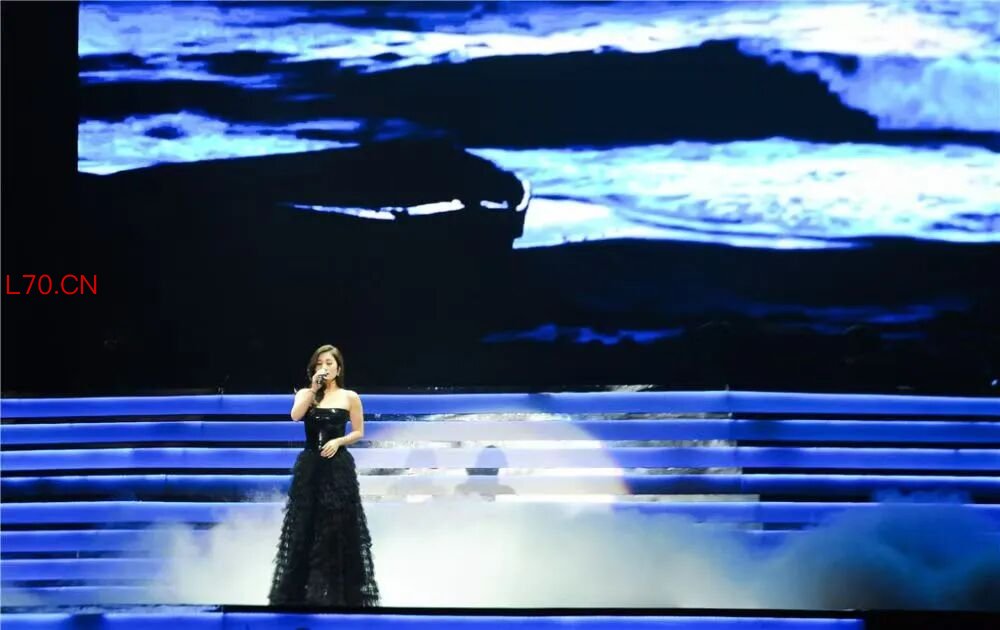 2015年1月3日，歌手刘明湘在演唱会上演唱。新华社记者 申宏 摄