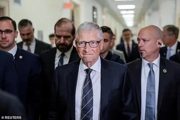 比尔·盖茨再度承认婚内出轨，遭爱泼斯坦拿捏，却否认造访萝莉岛