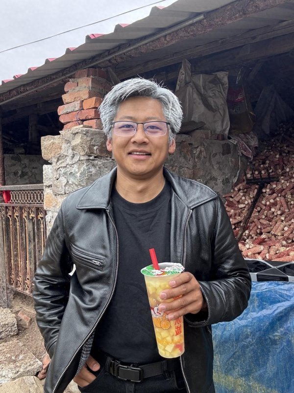 28岁小伙模仿黄仁勋走红，律师：可适度玩梗，若为蹭流量突破底线或涉违法